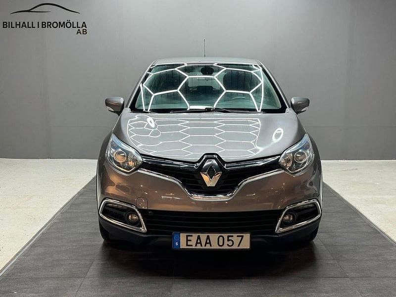Grå Begagnad 2015 Renault Captur SUV | 99 900 kr (Marknadspris) - Bild 1/4
