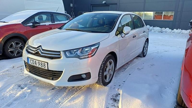 Vit Begagnad 2015 Citroën C4 PureTech Halvkombi | 92 500 kr (Marknadspris) - Bild 1/2