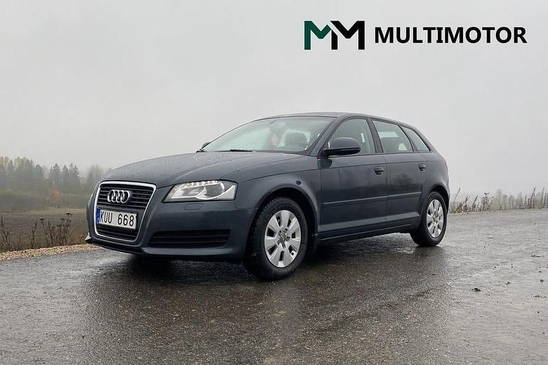 Grå Begagnad 2011 Audi A3 Sportback Attraction Halvkombi | 64 900 kr (Marknadspris) - Bild 1/4