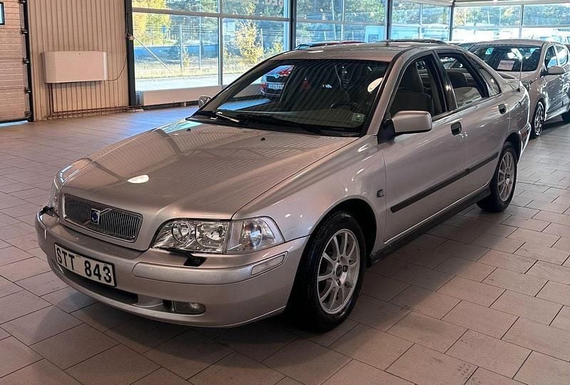 Ljusgrå Begagnad 2001 Volvo S40 Sedan | 29 900 kr (Marknadspris) - Bild 1/4