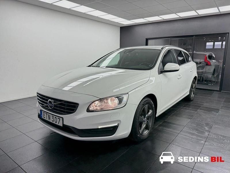 Vit Begagnad 2015 Volvo V60 Kinetic Kombi | 114 900 kr (Marknadspris) - Bild 1/4
