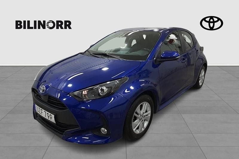 Mörkblå (blå) Begagnad 2022 Toyota Yaris Hybrid Active Halvkombi | 194 900 kr (Marknadspris) - Bild 1/4