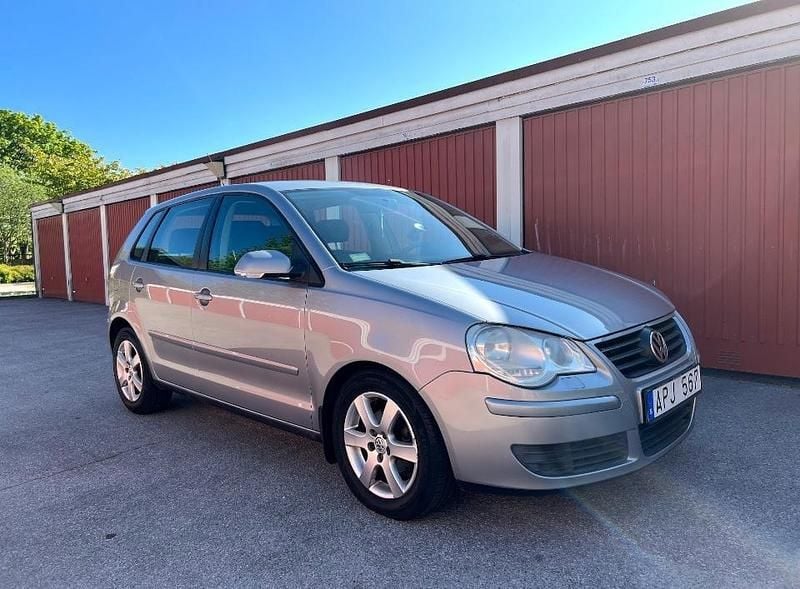 Silver Begagnad 2008 VW Polo Comfortline Halvkombi | 39 900 kr (Marknadspris) - Bild 1/4