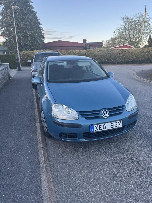 Blå Begagnad 2006 VW Golf V Trendline Halvkombi | 26 000 kr (Marknadspris) - Bild 1/4