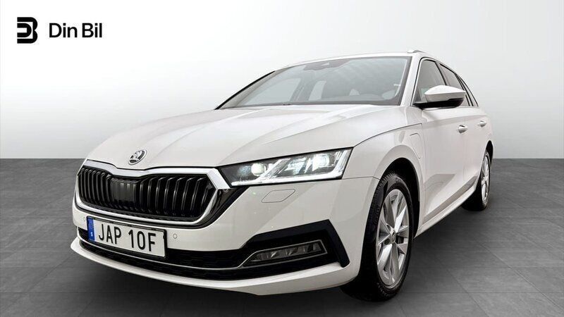 Vit Begagnad 2023 Skoda Octavia Style Kombi | 342 900 kr (Marknadspris) - Bild 1/4