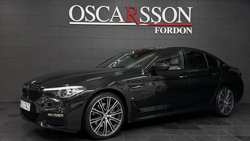 Svart Begagnad 2018 BMW 530 iPerformance Sedan | 299 900 kr (Marknadspris) - Bild 1/4