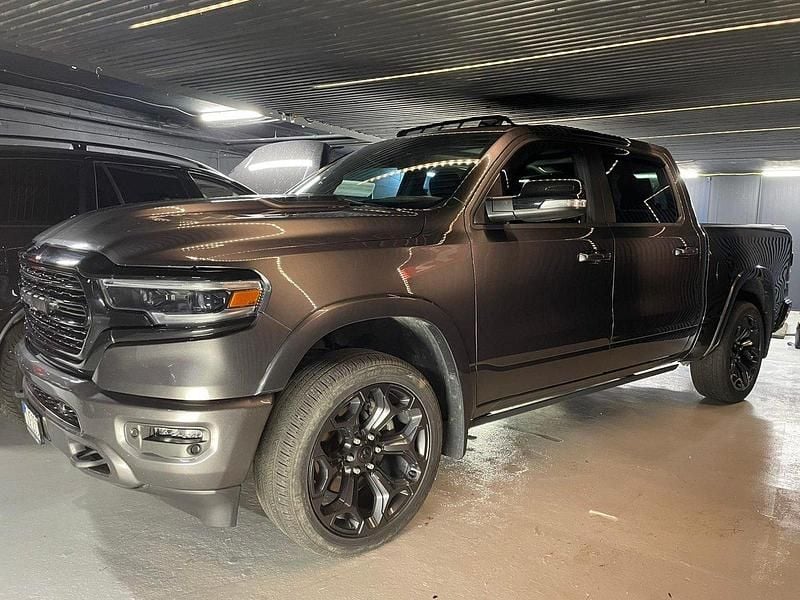 Grå Begagnad 2021 Dodge Ram Limited Pickup | 779 000 kr - Bild 1/4