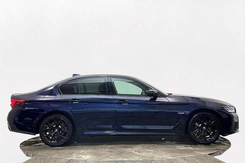 Blå Begagnad 2022 BMW 530e M Sport Sedan | 379 900 kr (Marknadspris) - Bild 1/3