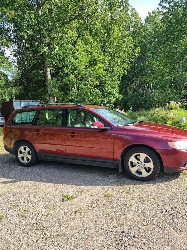 Röd Begagnad 2009 Volvo V70 Kinetic Kombi | 25 000 kr (Superpris) - Bild 1/4