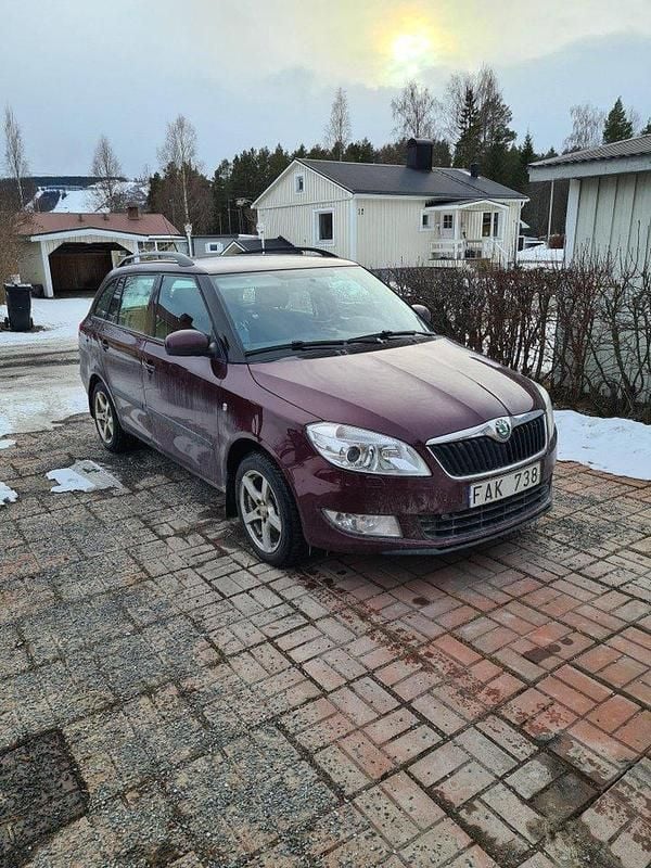 Röd Begagnad 2011 Skoda Fabia Elegance Kombi | 38 000 kr (Marknadspris) - Bild 1/3