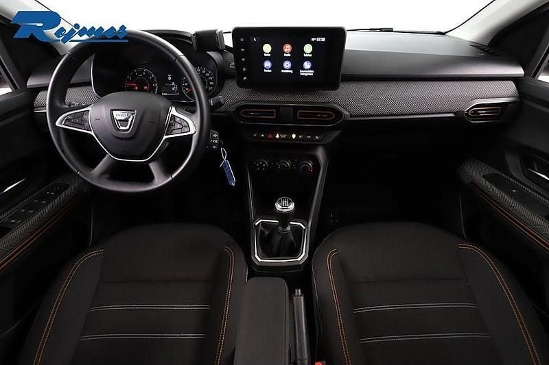 Begagnad Dacia Sandero Comfort 91 HK (66 kW) 2022 Silver Halvkombi