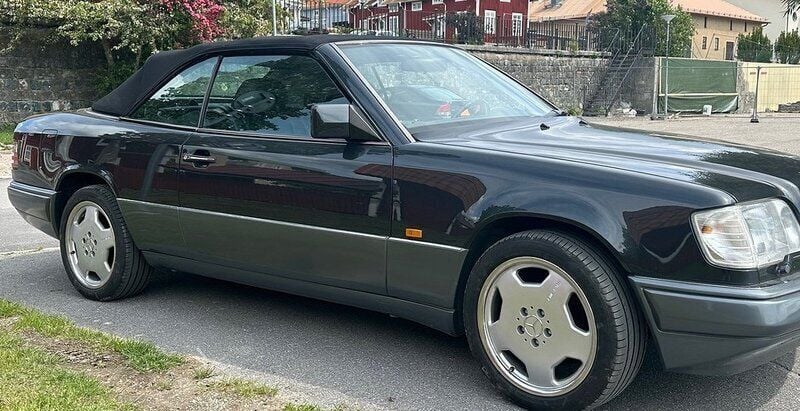 Svart Begagnad 1995 Mercedes E200 Cab | 245 000 kr - Bild 1/4