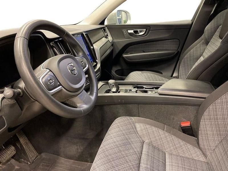 Begagnad Volvo XC60 Core 200 HK (147 kW) 2023 Silver SUV