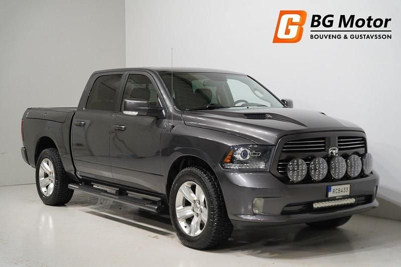 Mörkgrå (grå) Begagnad 2016 RAM 1500 Pickup | 349 900 kr (Marknadspris) - Bild 1/4