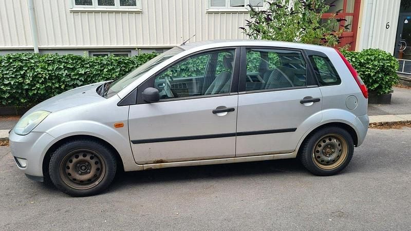 Grå Begagnad 2003 Ford Fiesta Halvkombi | 5 000 kr (Superpris) - Bild 1/4