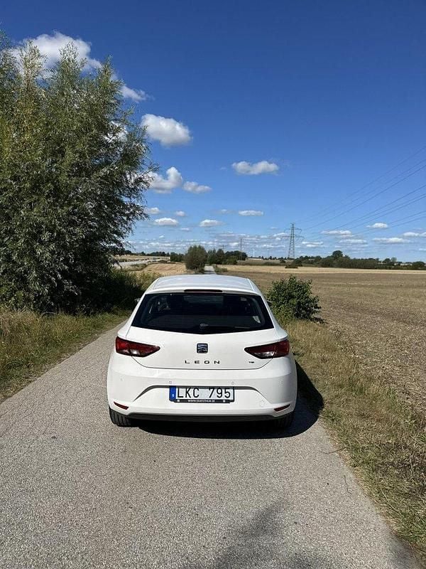 Vit Begagnad 2013 Seat Leon Style Halvkombi | 79 800 kr (Lite dyr) - Bild 1/4