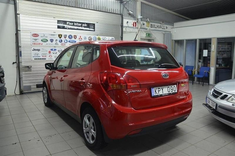 Begagnad Kia Venga 90 HK (66 kW) 2010 Röd Halvkombi