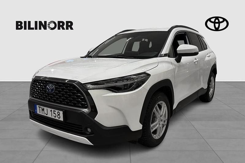 Vit Begagnad 2022 Toyota Corolla Cross Style SUV | 338 400 kr (Bra pris) - Bild 1/3