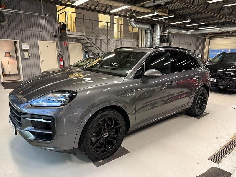 Mörkgrå (grå) Begagnad 2024 Porsche Cayenne SUV | 1 049 000 kr - Bild 1/4