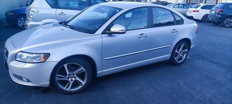 Grå Begagnad 2012 Volvo S40 Momentum Sedan | 49 000 kr (Marknadspris) - Bild 1/4