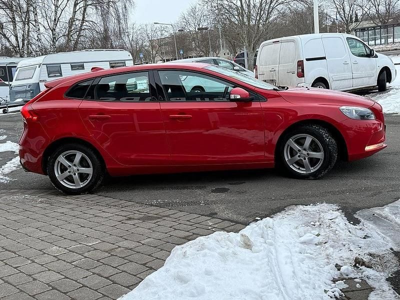 Begagnad Volvo V40 Kinetic 120 HK (88 kW) 2014 Röd Halvkombi