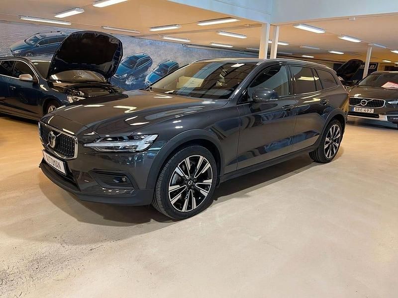 Grå (platinumgrå metallic) Begagnad 2024 Volvo V60 CC Plus Kombi | 464 900 kr (Marknadspris) - Bild 1/4