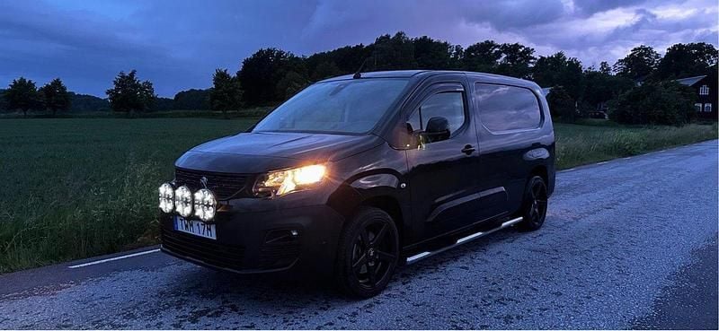 Svart Begagnad 2019 Peugeot Partner Van | 154 900 kr (Marknadspris) - Bild 1/4