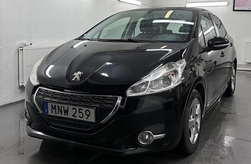 Svart Begagnad 2014 Peugeot 208 Halvkombi | 44 900 kr (Bra pris) - Bild 1/4