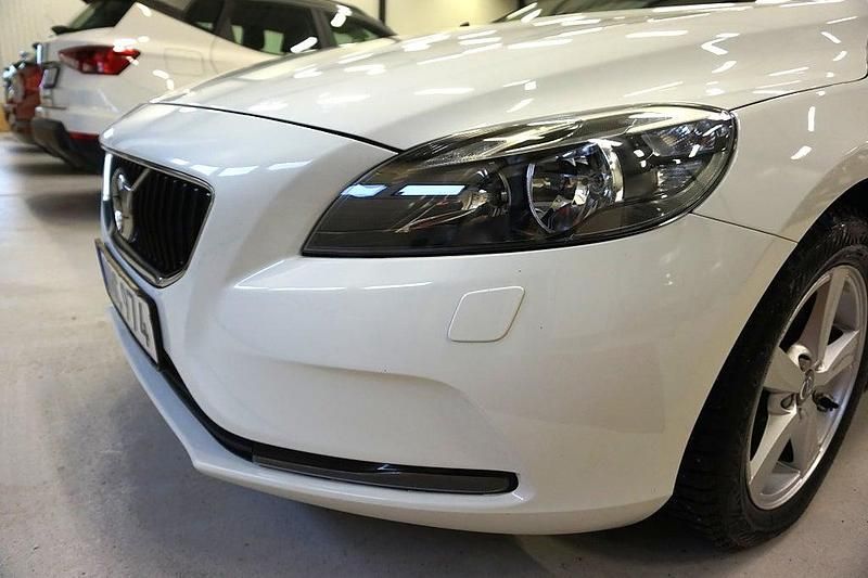 Begagnad Volvo V40 Kinetic 122 HK (89 kW) 2016 Vit Halvkombi