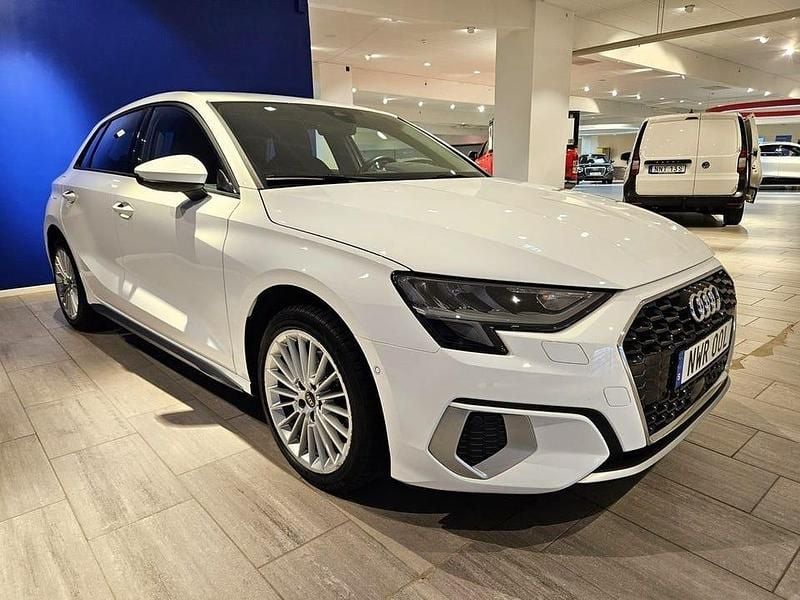 Begagnad Audi A3 Proline 151 HK (111 kW) 2023 Vit Sedan