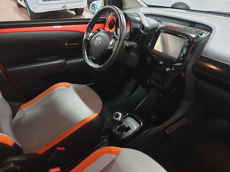 Begagnad Toyota Aygo X-cite 70 HK (51 kW) 2015 Orange (orangemetallic) Halvkombi