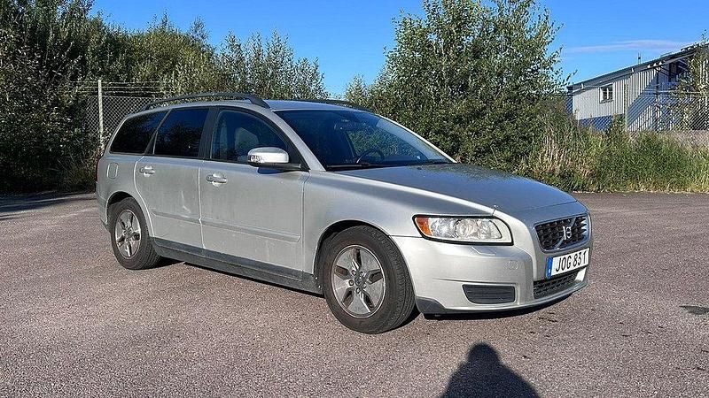 Ljusgrå Begagnad 2008 Volvo V50 Kinetic Kombi | 14 900 kr (Superpris) - Bild 1/4