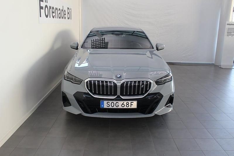 Begagnad BMW i5 M Sport 250 kW (340 HK) 2024 Grå Sedan