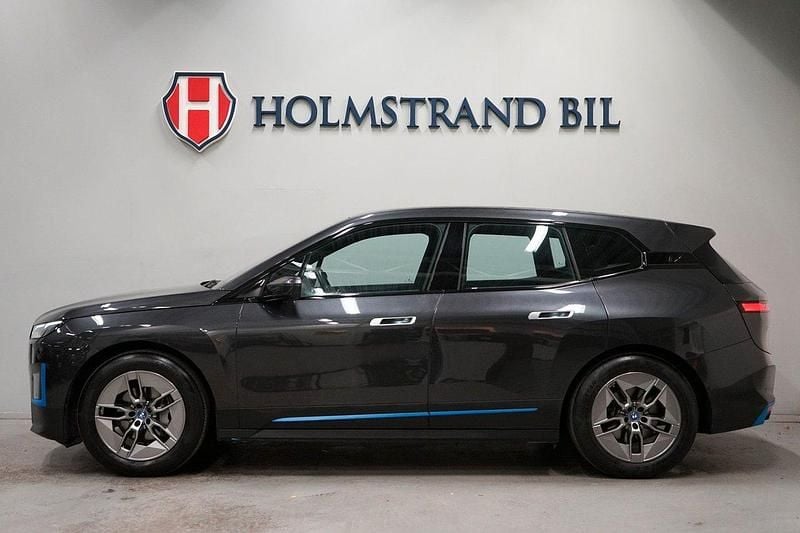 Grå Begagnad 2022 BMW iX Comfort Edition SUV | 549 900 kr (Marknadspris) - Bild 1/4