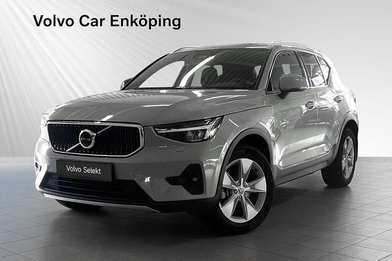 Grå Begagnad 2024 Volvo XC40 Core SUV | 349 900 kr (Bra pris) - Bild 1/3