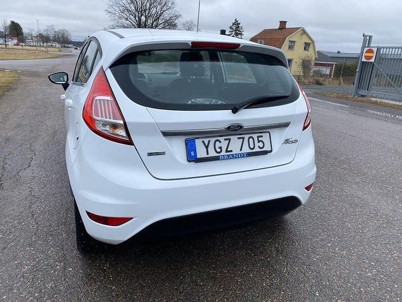 Begagnad Ford Fiesta Titanium 101 HK (74 kW) 2016 Vit Halvkombi