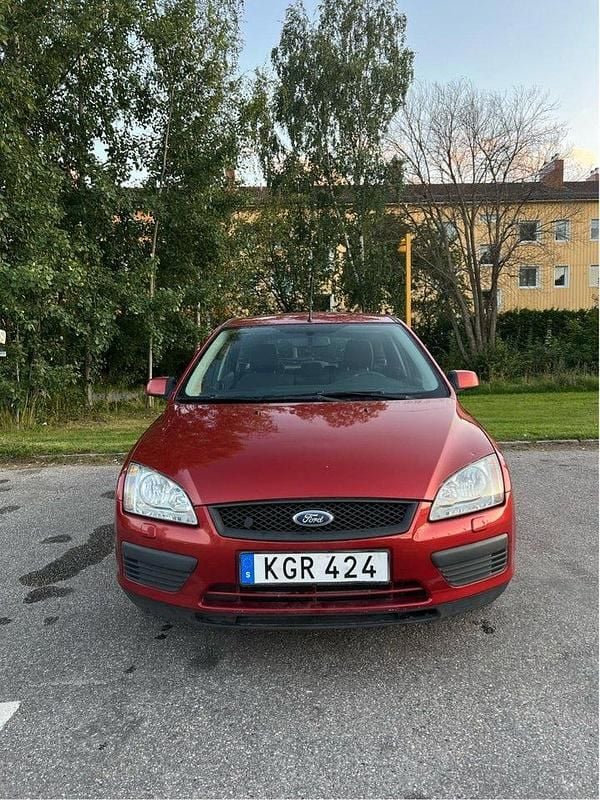 Röd Begagnad 2007 Ford Focus Halvkombi | 24 900 kr (Bra pris) - Bild 1/4