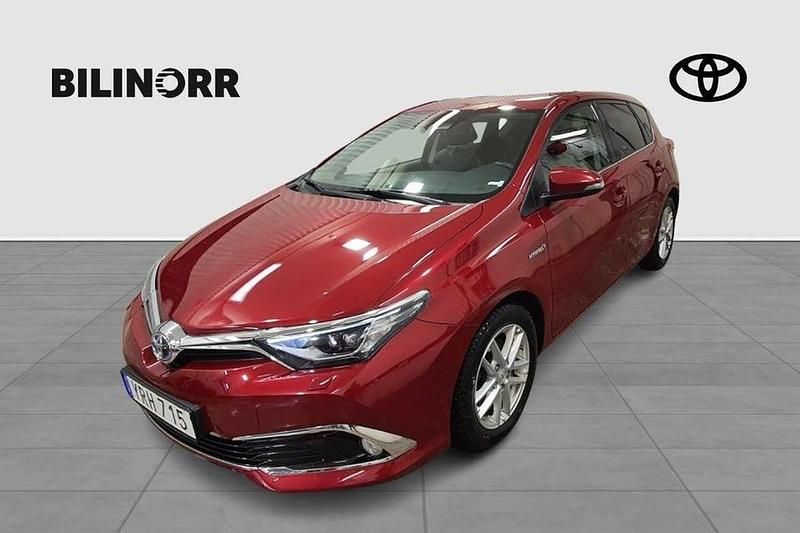 Röd Begagnad 2017 Toyota Auris Hybrid Executive Halvkombi | 169 900 kr (Bra pris) - Bild 1/4