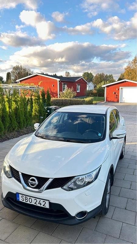 Vit Begagnad 2016 Nissan Qashqai SUV | 139 000 kr (Marknadspris) - Bild 1/4