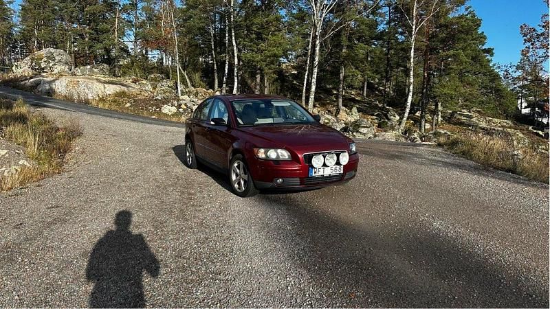 Röd Begagnad 2005 Volvo S40 Sedan | 42 000 kr (Marknadspris) - Bild 1/4