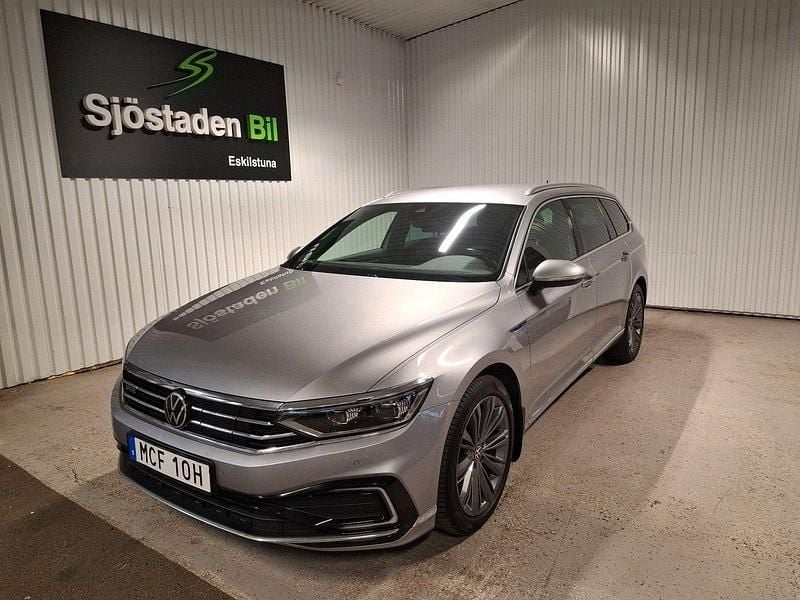Silver Begagnad 2020 VW Passat GTE Kombi | 223 900 kr (Marknadspris) - Bild 1/4