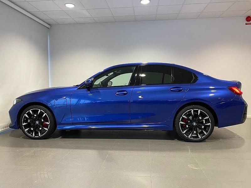 Begagnad BMW 330e M Sport 184 HK (135 kW) 2024 Blå Sedan