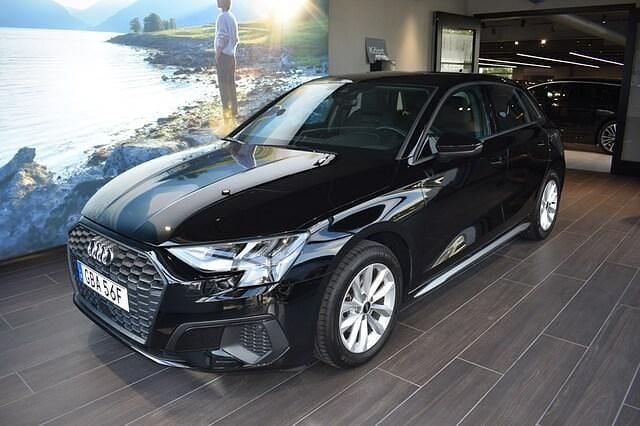 Brilliantsvart Begagnad 2023 Audi A3 Proline | 289 000 kr (Marknadspris) - Bild 1/4