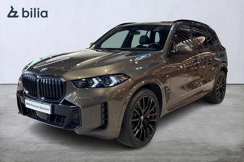 Grön Begagnad 2023 BMW X5 Comfort Edition SUV | 949 000 kr (Superpris) - Bild 1/4