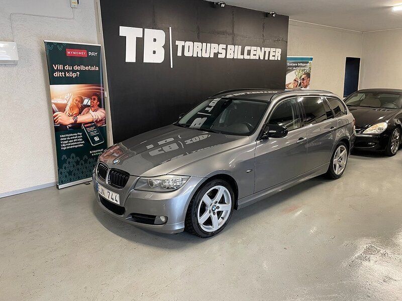 Grå Begagnad 2011 BMW 330 Kombi | 129 900 kr (Marknadspris) - Bild 1/4