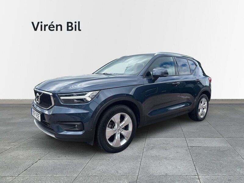 Mörkblå (blå) Begagnad 2021 Volvo XC40 Momentum SUV | 309 000 kr (Marknadspris) - Bild 1/4