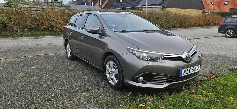 Grå Begagnad 2016 Toyota Auris Touring Sports Active Kombi | 129 000 kr (Bra pris) - Bild 1/4
