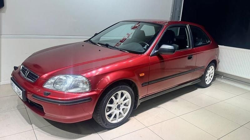 Begagnad Honda Civic 90 HK (66 kW) 1998 Mörkröd Halvkombi