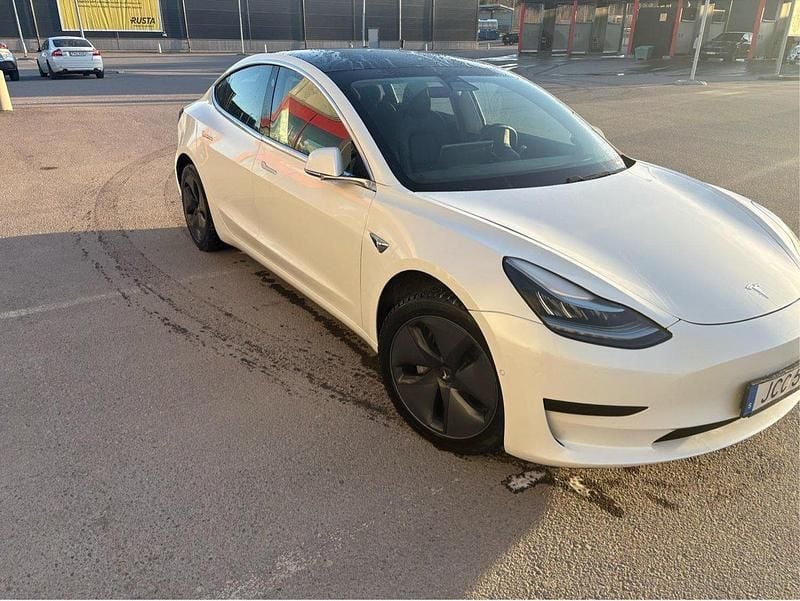 Vit Begagnad 2020 Tesla Model 3 Standard Range Plus Sedan | 240 000 kr (Marknadspris) - Bild 1/4