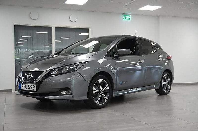 Grå Begagnad 2018 Nissan Leaf Halvkombi | 129 800 kr (Marknadspris) - Bild 1/4